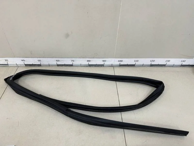 Уплотнитель стекла двери Renault Logan (2) 2014>