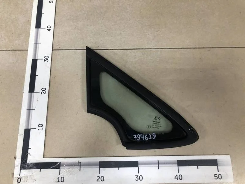 Стекло кузовное глухое правое Kia Ceed (JD) 2012-2018