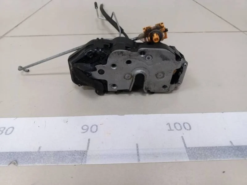 Замок двери передней правой Opel Mokka 2012>