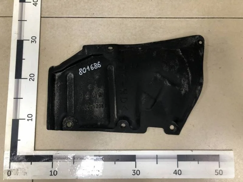 Пыльник двигателя нижний левый Toyota Corolla E150 2006-2013