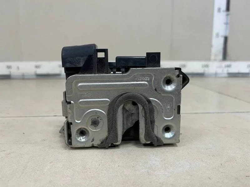 Замок двери передней правой Renault Sandero 2009-2014