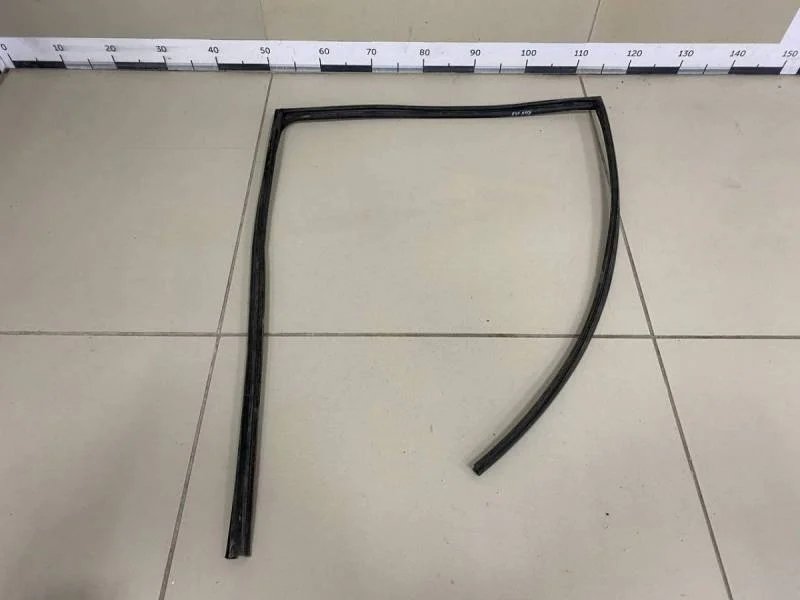 Уплотнитель стекла двери Toyota Rav 4 (A30) 2006-2013