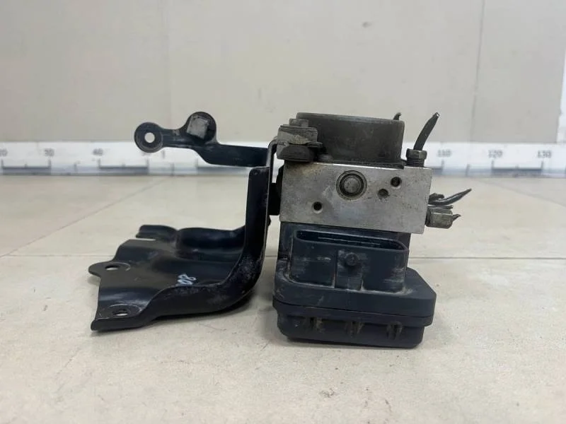 Блок ABS (насос) Toyota Corolla E150 2006-2013