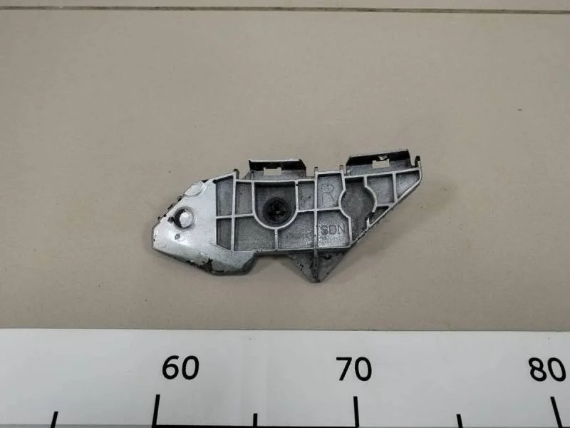 Кронштейн заднего бампера правый Toyota Corolla E150 2006-2013