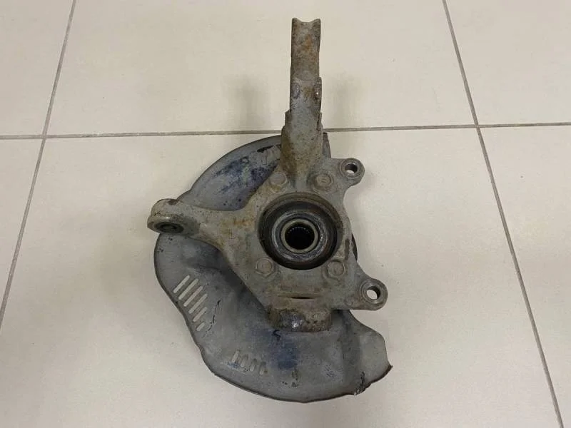 Кулак поворотный передний левый Toyota Corolla E150 2006-2013