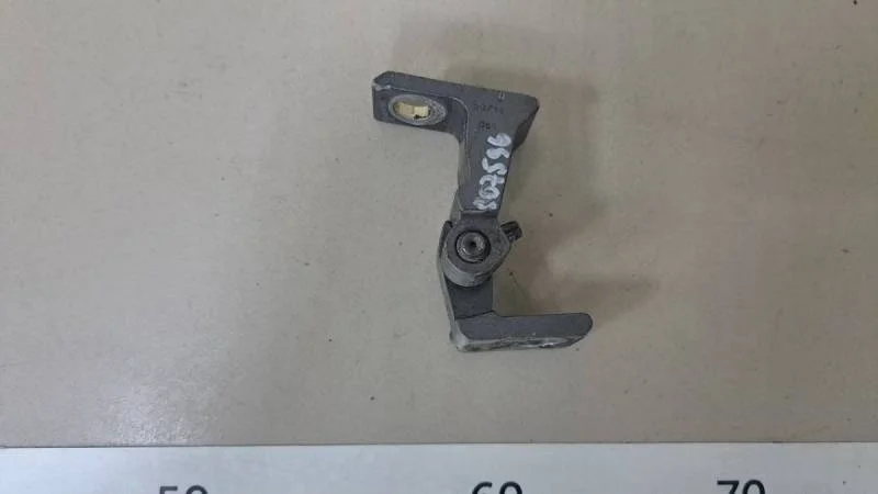 Петля двери Skoda Rapid 2012-2020