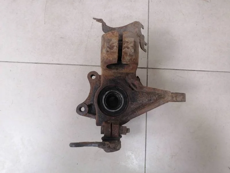 Кулак поворотный передний правый Peugeot 306 1993-2002