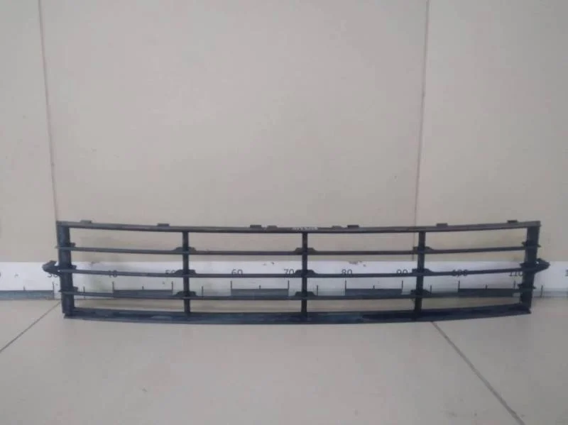 Решетка в бампер центральная Skoda Octavia (A7) 2013>