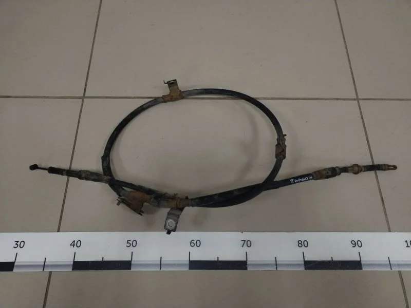 Трос стояночного тормоза левый Kia Sorento (XM) 2009>