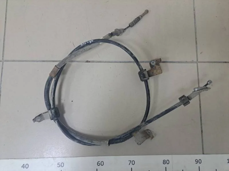 Трос стояночного тормоза левый Toyota Corolla E150 2006-2013