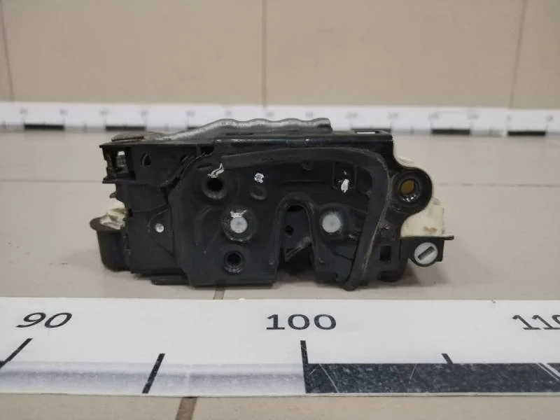 Замок двери задней левой Volkswagen Polo (Sed RUS) 2011>