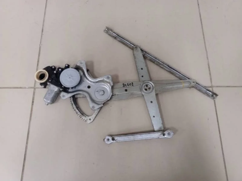 Стеклоподъемник электр. передний левый Toyota Auris (E150) 2006-2012