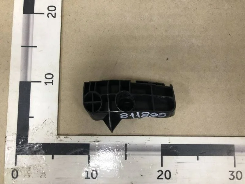 Кронштейн заднего бампера правый Toyota Auris (E150) 2006-2012