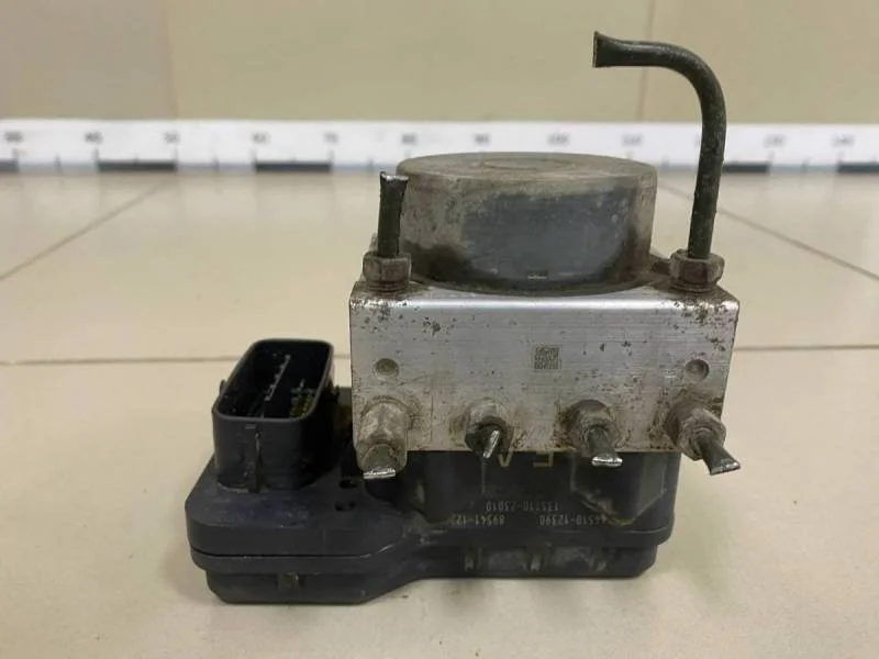 Блок ABS (насос) Toyota Auris (E150) 2006-2012