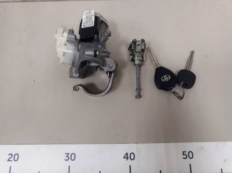 Замок зажигания (комплект) Toyota Auris (E150) 2006-2012