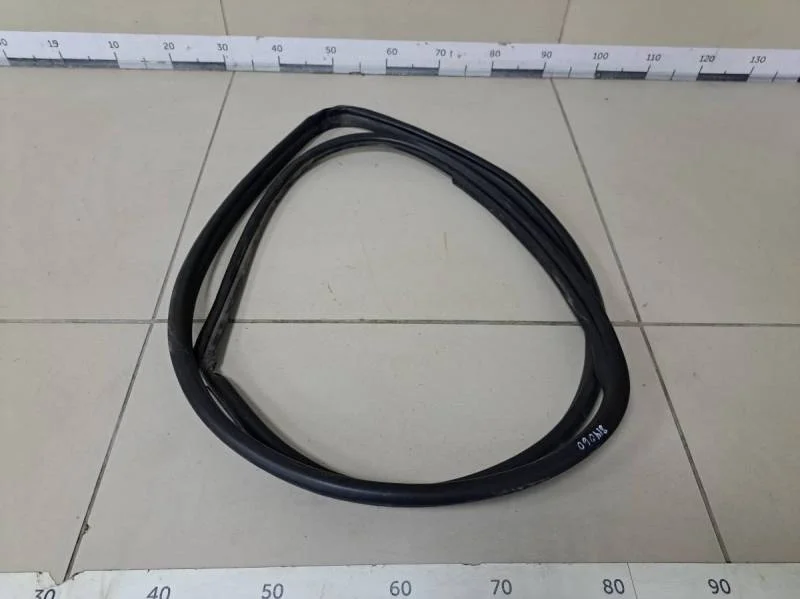 Уплотнитель проема двери передней левой Toyota Corolla E150 2006-2013