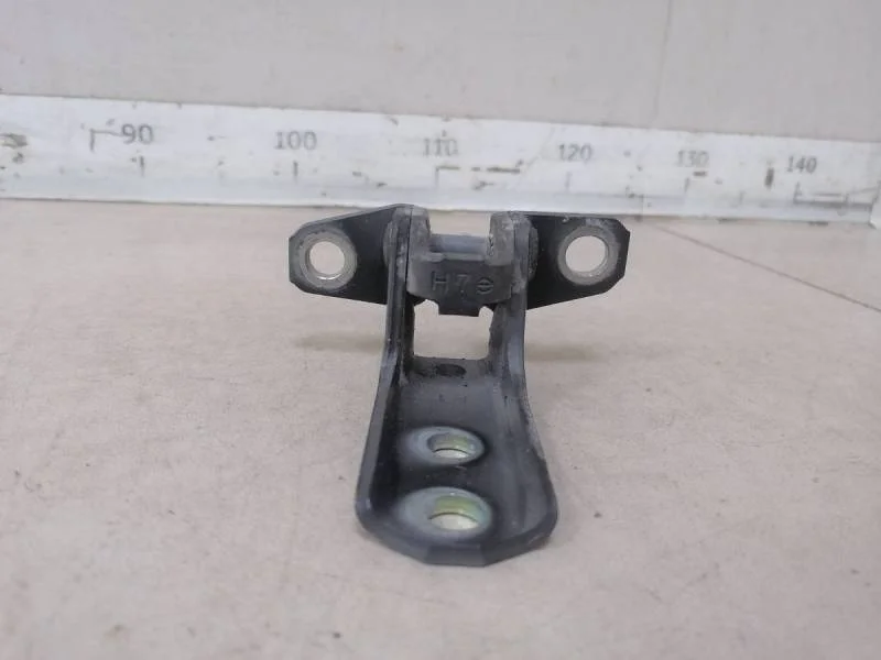 Петля двери передней правой нижняя Mitsubishi Outlander XL (CW) 2006-2012