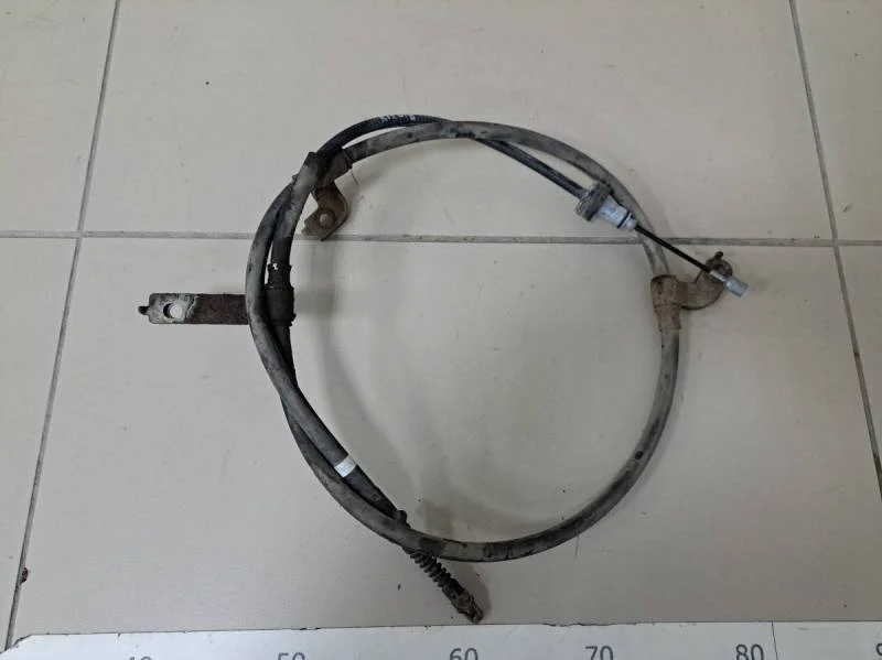 Трос стояночного тормоза левый Kia Rio 3 (UB) 2011-2017