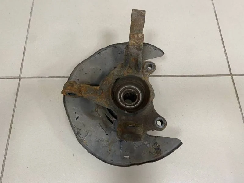 Кулак поворотный передний левый Toyota Corolla E120 2001-2007