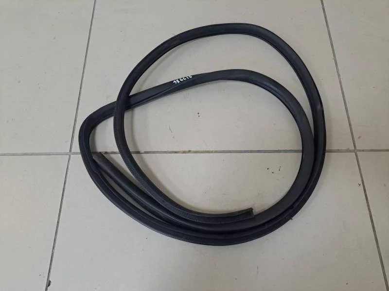 Уплотнитель проема двери передней правой Nissan X-Trail (T31) 2007-2014