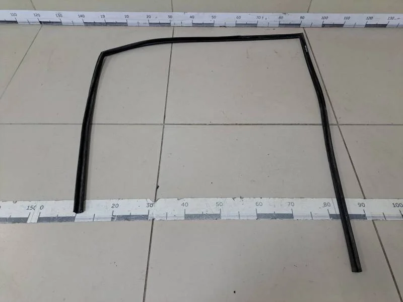 Уплотнитель стекла двери Mitsubishi Pajero/Montero Sport (KH) 2008-2015