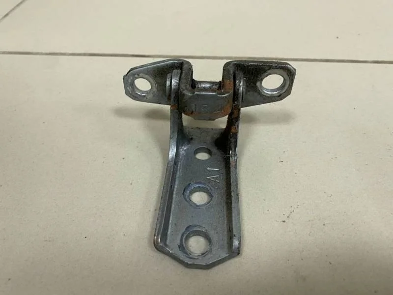 Петля двери Mitsubishi Pajero/Montero Sport (KH) 2008-2015