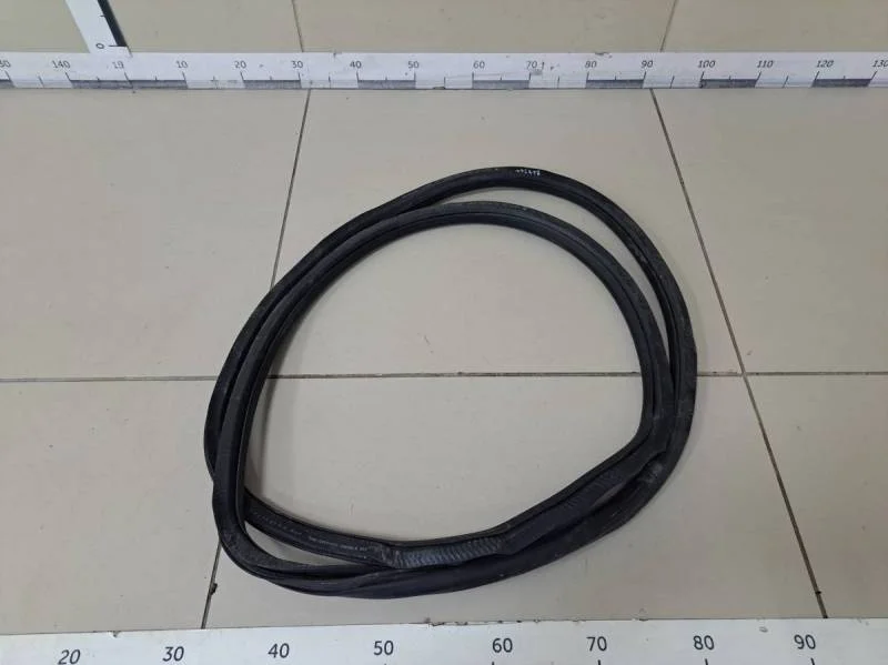 Уплотнитель проема двери передней правой Skoda Octavia (A5 1Z-) 2004-2013