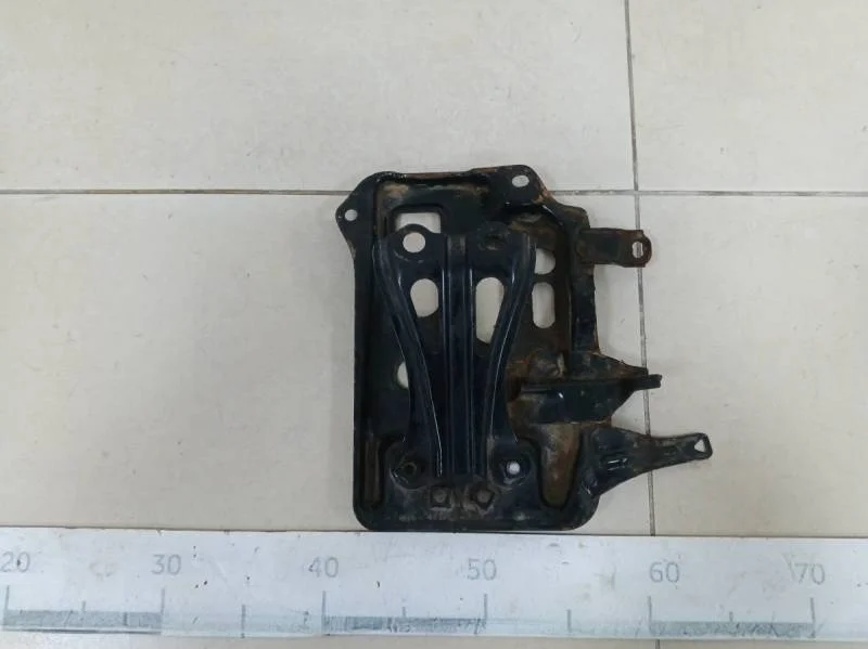 Крепление АКБ (корпус / подставка) Toyota Auris (E150) 2006-2012