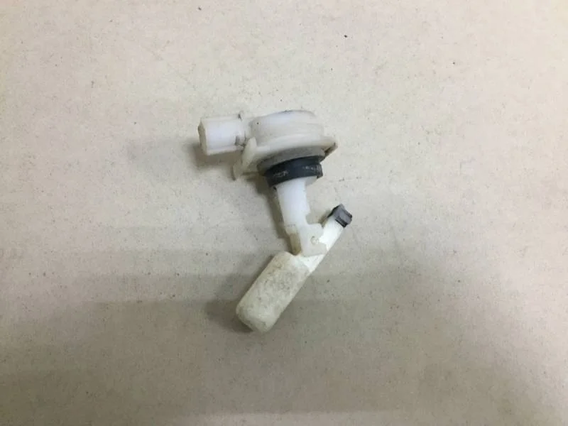 Датчик уровня в бачок омывателя Toyota Corolla E180 2013>