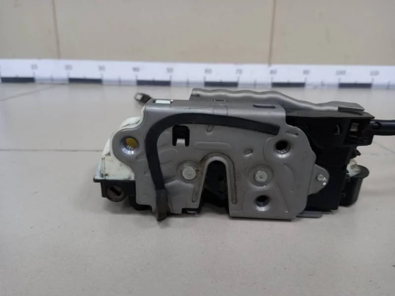 Замок двери задней правой Volkswagen Polo (Sed RUS) 2011>