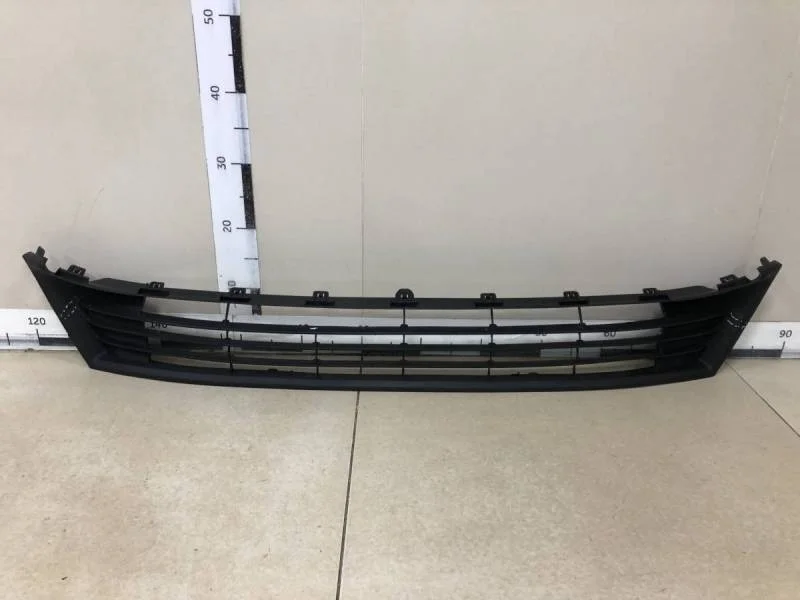 Решетка в бампер центральная Toyota Corolla E180 2013>