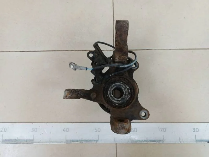 Кулак поворотный передний левый Toyota Corolla E120 2001-2007