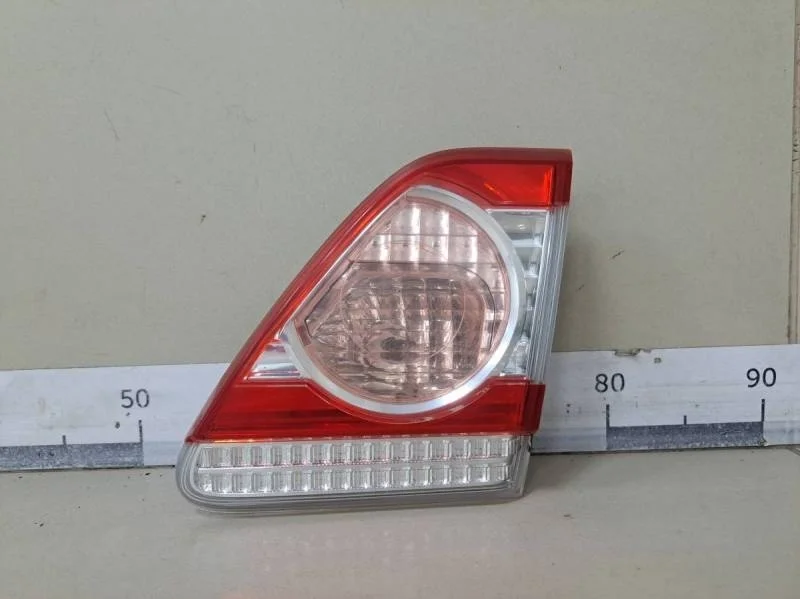 Фонарь задний внутренний правый Toyota Corolla E150 2006-2013