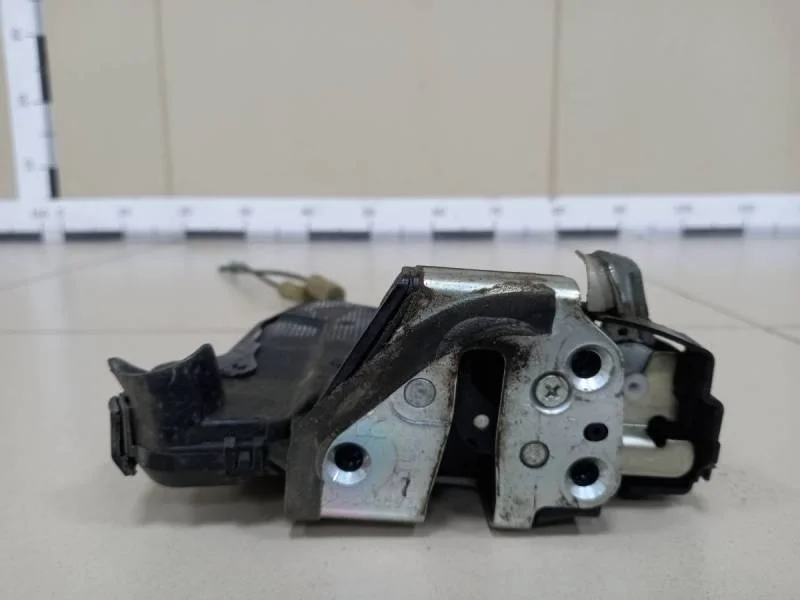 Замок двери передней правой Toyota Corolla E150 2006-2013