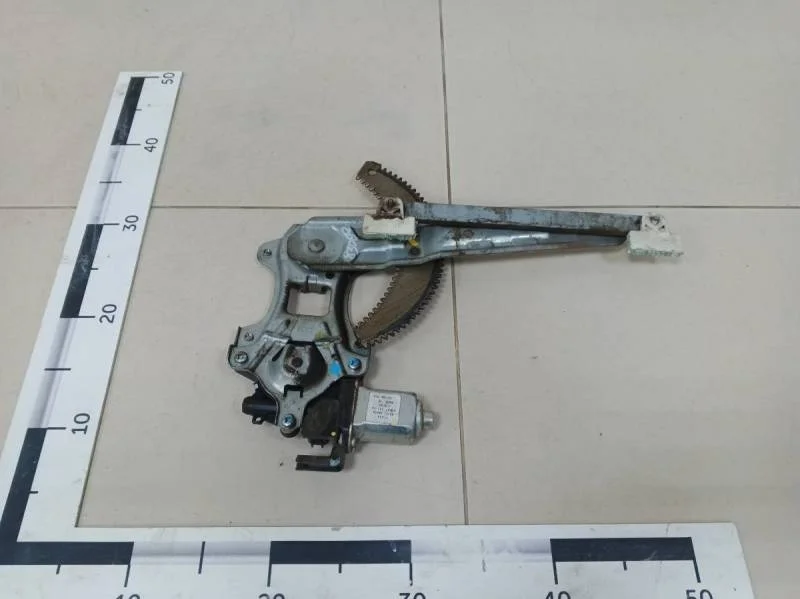 Стеклоподъемник электр. задний левый Nissan Tiida (C11) 2007-2014