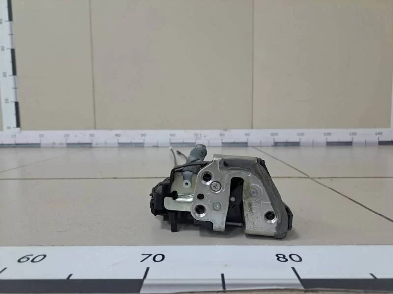 Замок двери задней левой Toyota Corolla E150 2006-2013