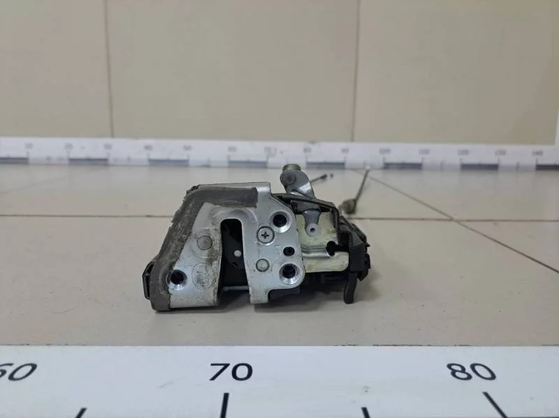 Замок двери задней правой Toyota Corolla E150 2006-2013