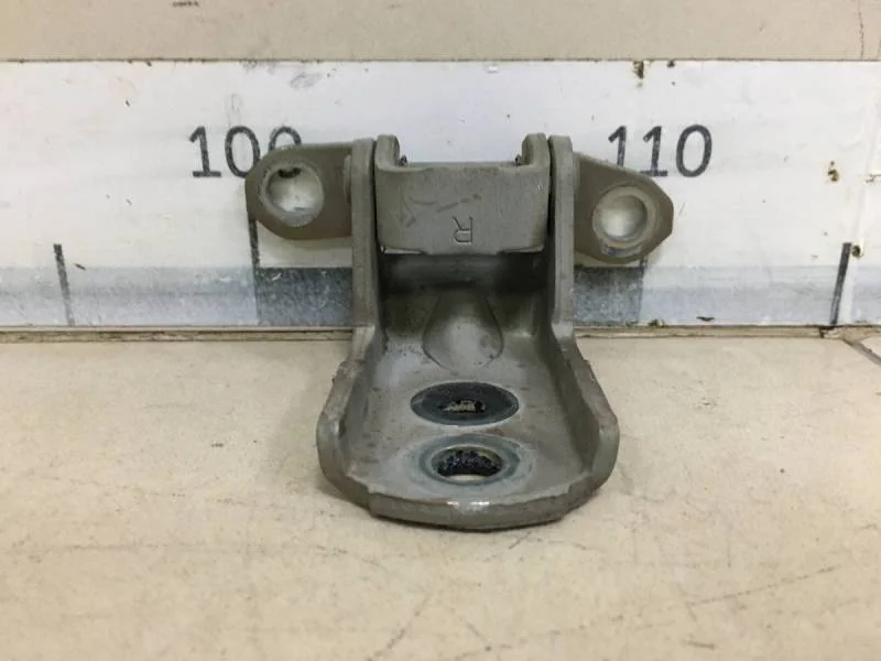 Петля двери передней правой верхняя Nissan Tiida (C11) 2007-2014