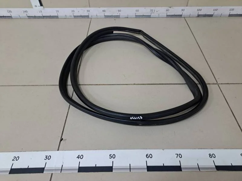 Уплотнитель проема двери передней левой Toyota Corolla E150 2006-2013