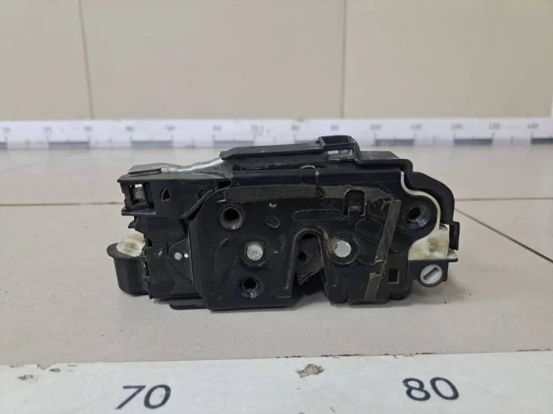 Замок двери задней левой Volkswagen Polo (Sed RUS) 2011>