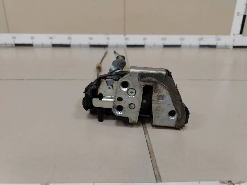 Замок двери задней левой Toyota Corolla E150 2006-2013