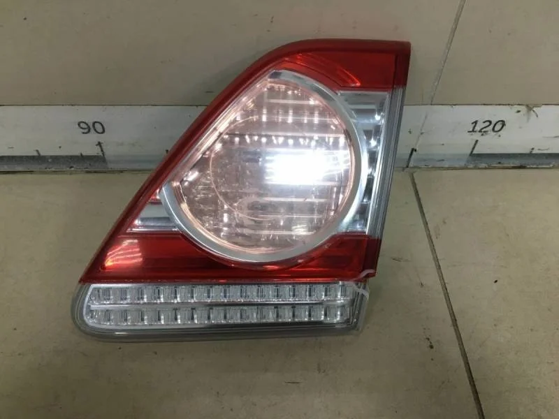 Фонарь задний внутренний правый Toyota Corolla E150 2006-2013