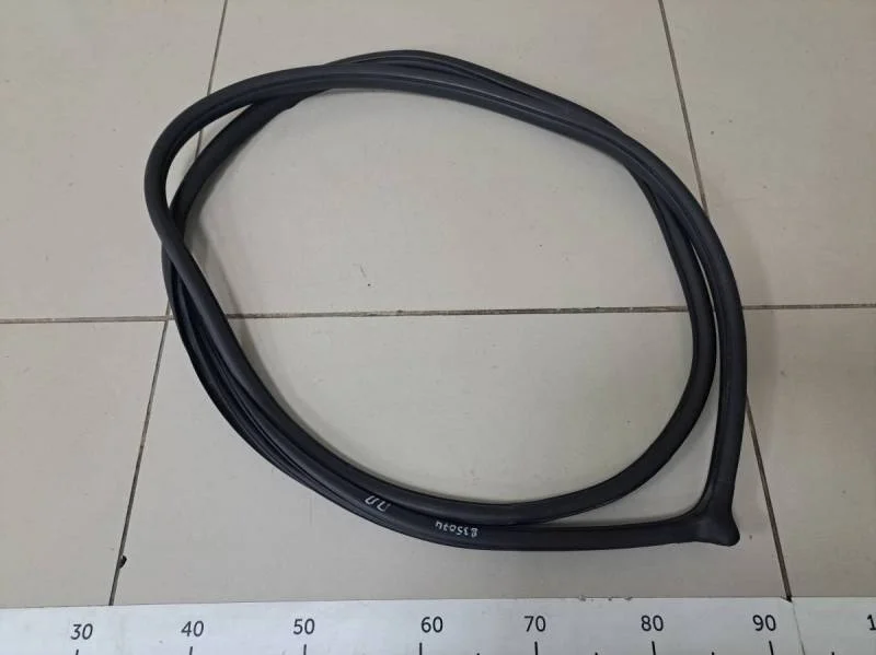 Уплотнитель проема двери передней правой Nissan Tiida (C11) 2007-2014