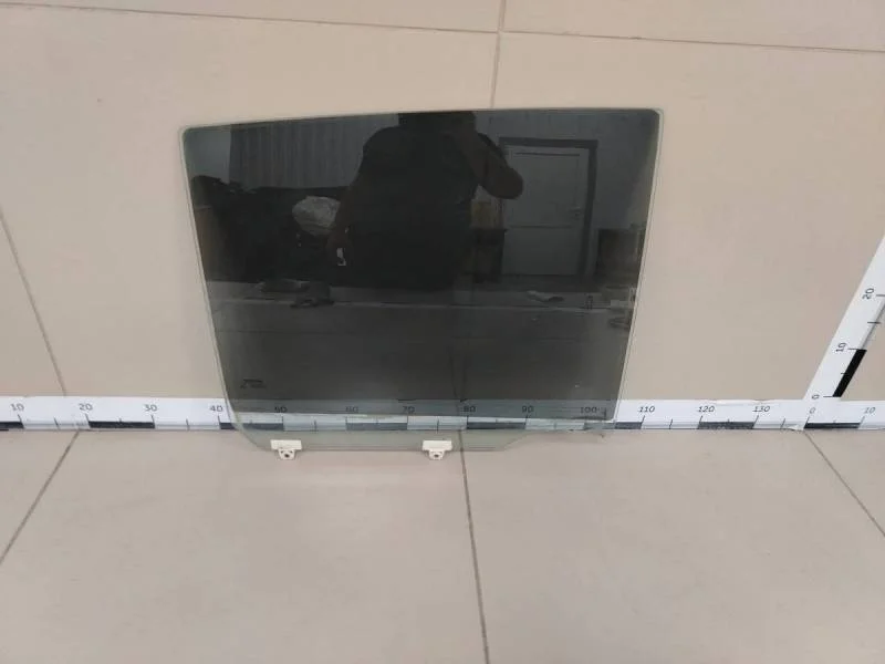 Стекло двери задней правой Nissan Tiida (C11) 2007-2014