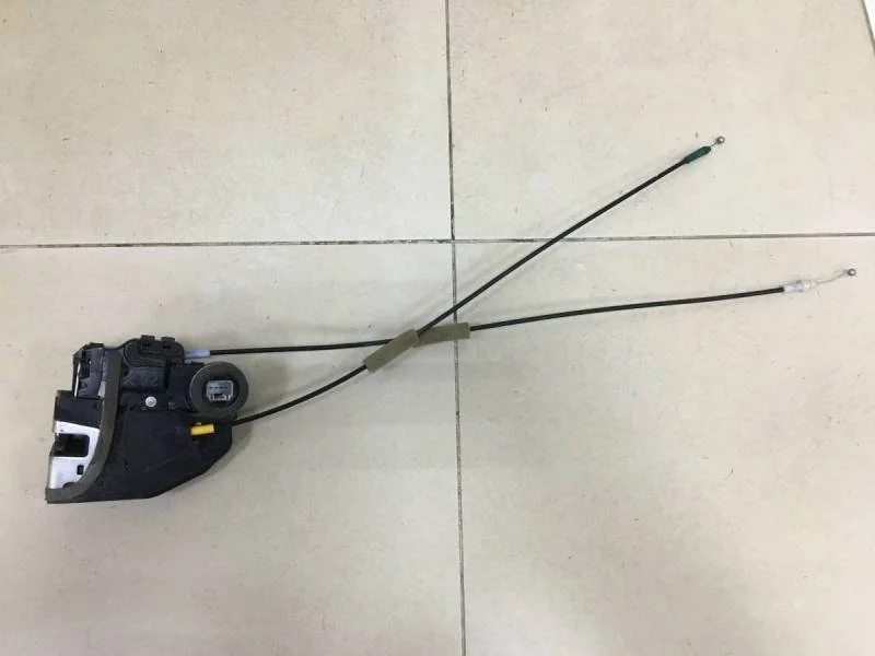 Замок двери задней правой Toyota Corolla E150 2006-2013