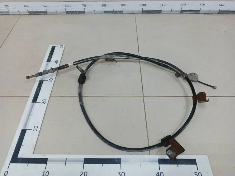 Трос стояночного тормоза левый Toyota Corolla E150 2006-2013