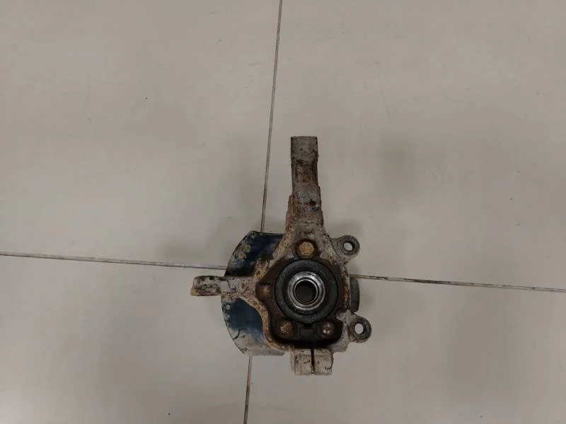 Кулак поворотный передний левый Nissan Tiida (C11) 2007-2014