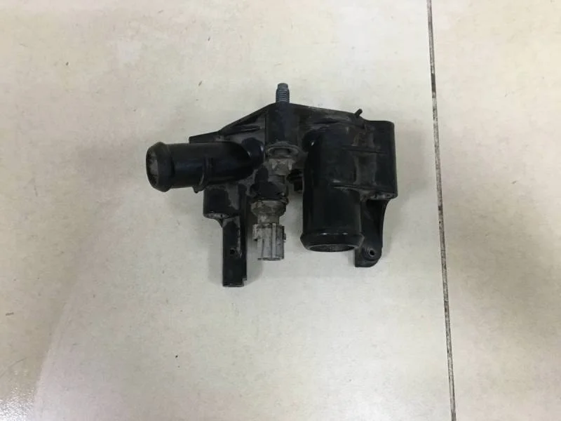 Фланец двигателя системы охлаждения Ford Focus 2 (DB) 2008-2011