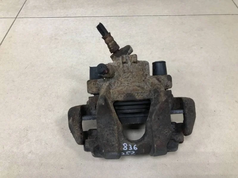 Суппорт передний правый Renault Sandero 2014>