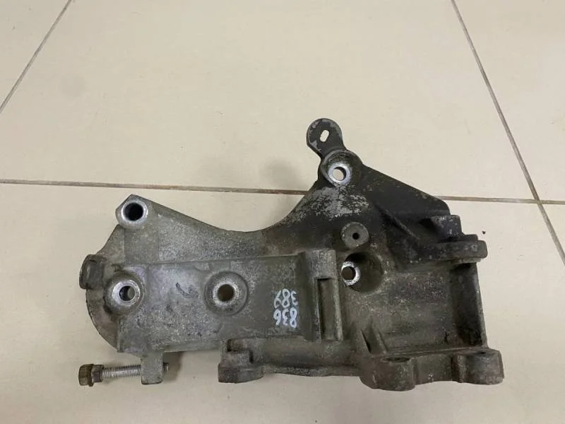 Кронштейн генератора Renault Sandero 2014>